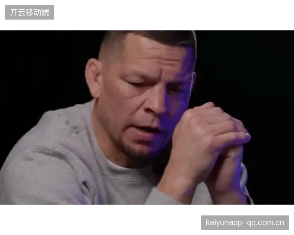UFC巅峰对决前的火药味：选手互喷垃圾话，裁判脸色比两人还难看